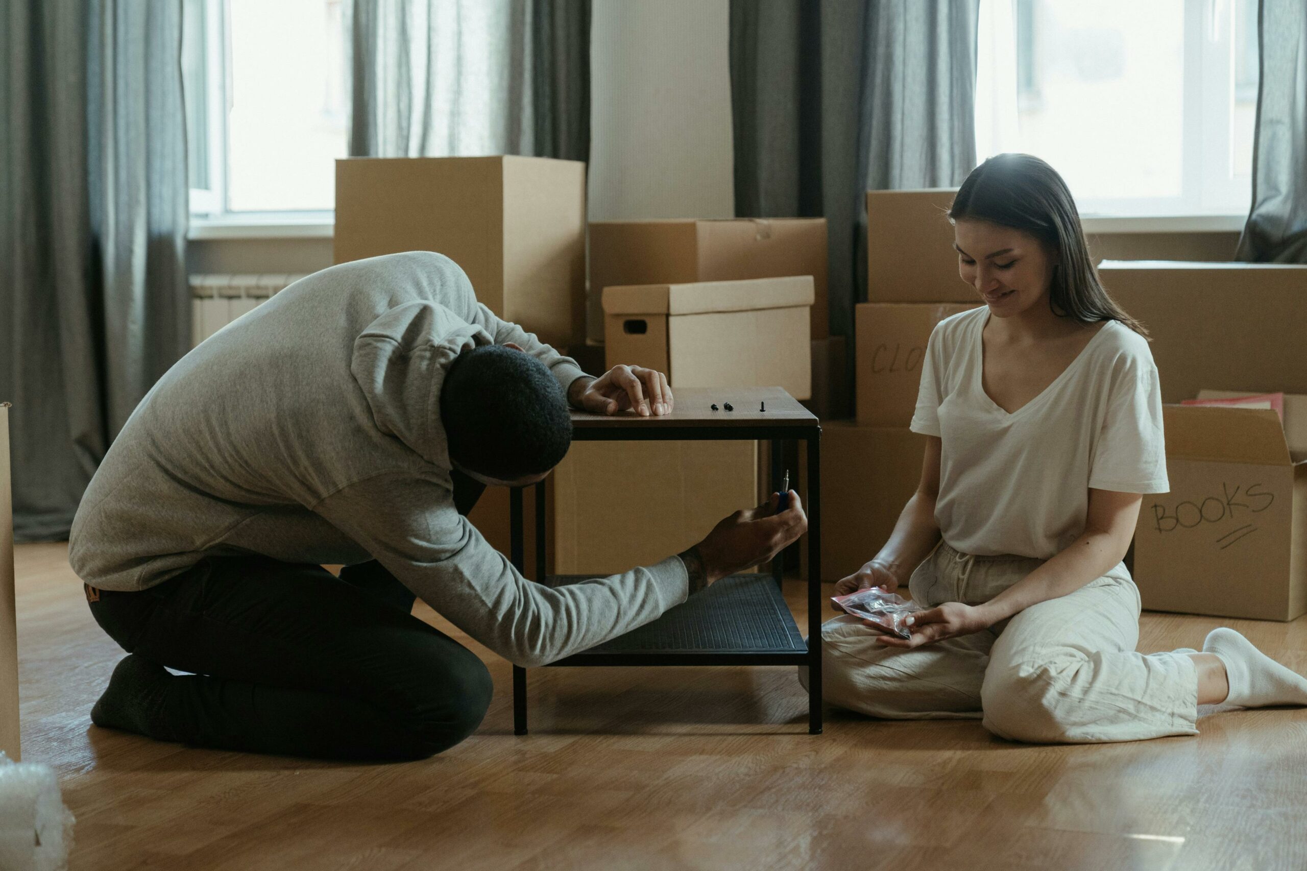 Möbel werden in der neuen Wohnung wieder montiert