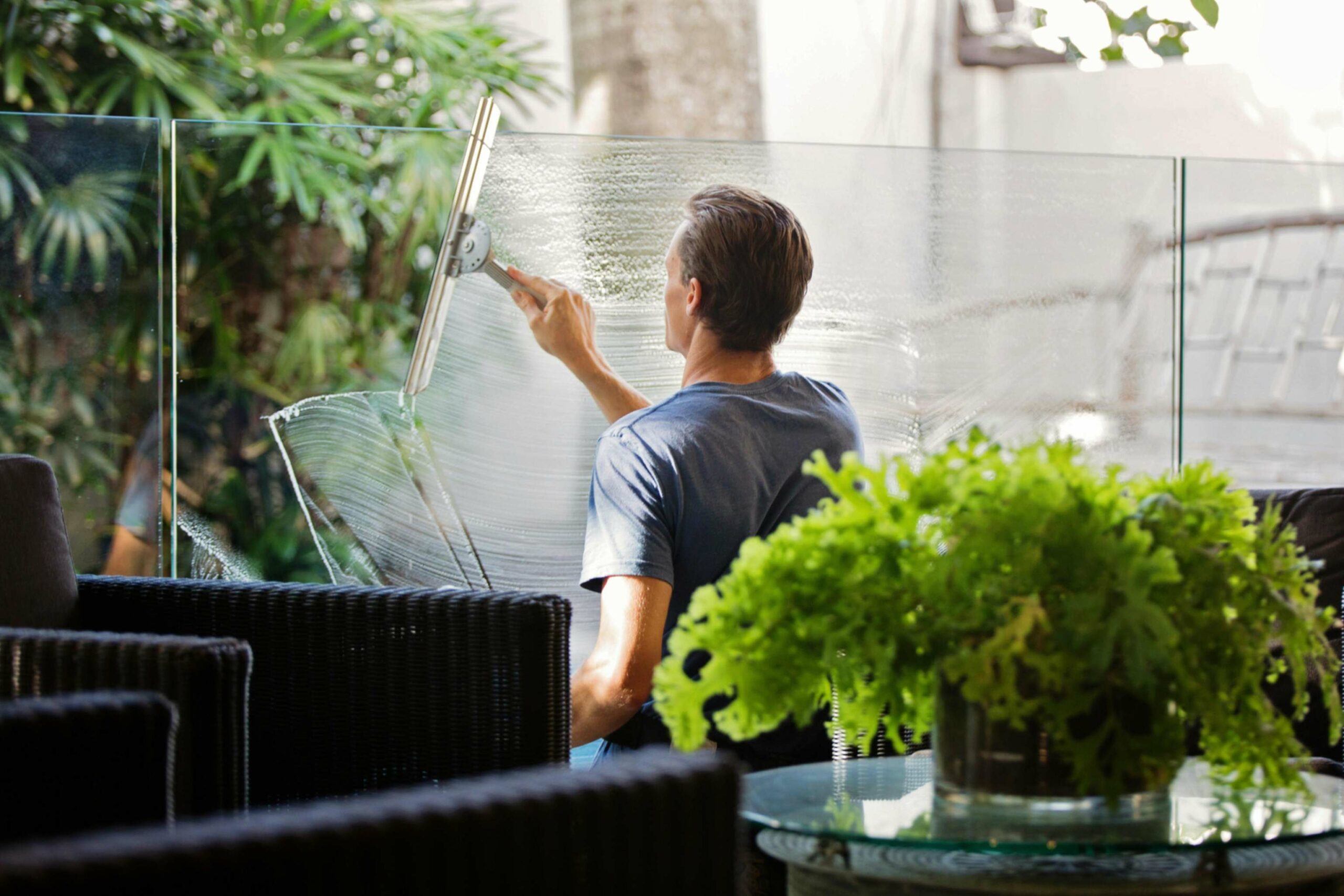 Fenster mit Fensterabzieher putzen